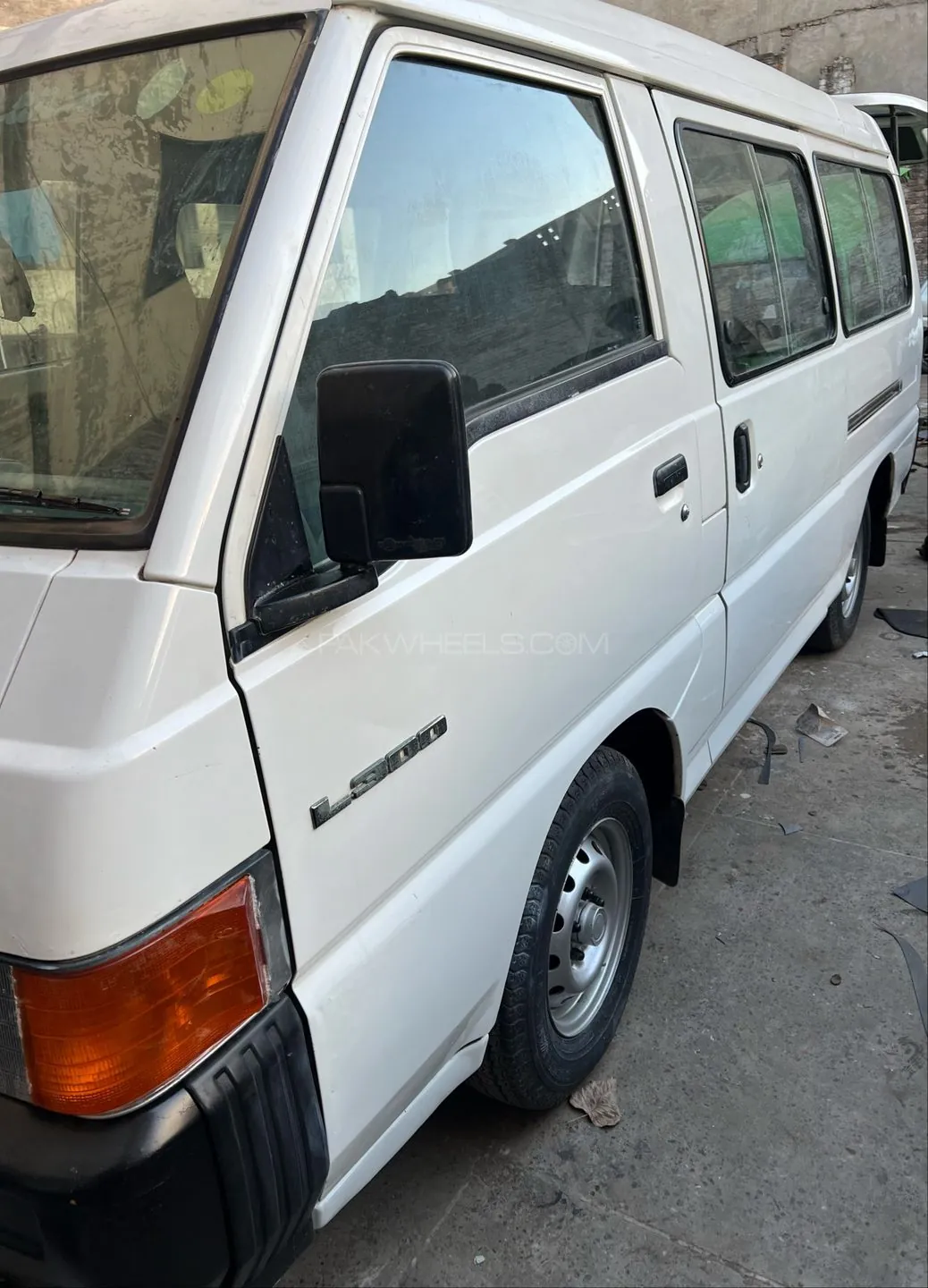 Mitsubishi L300