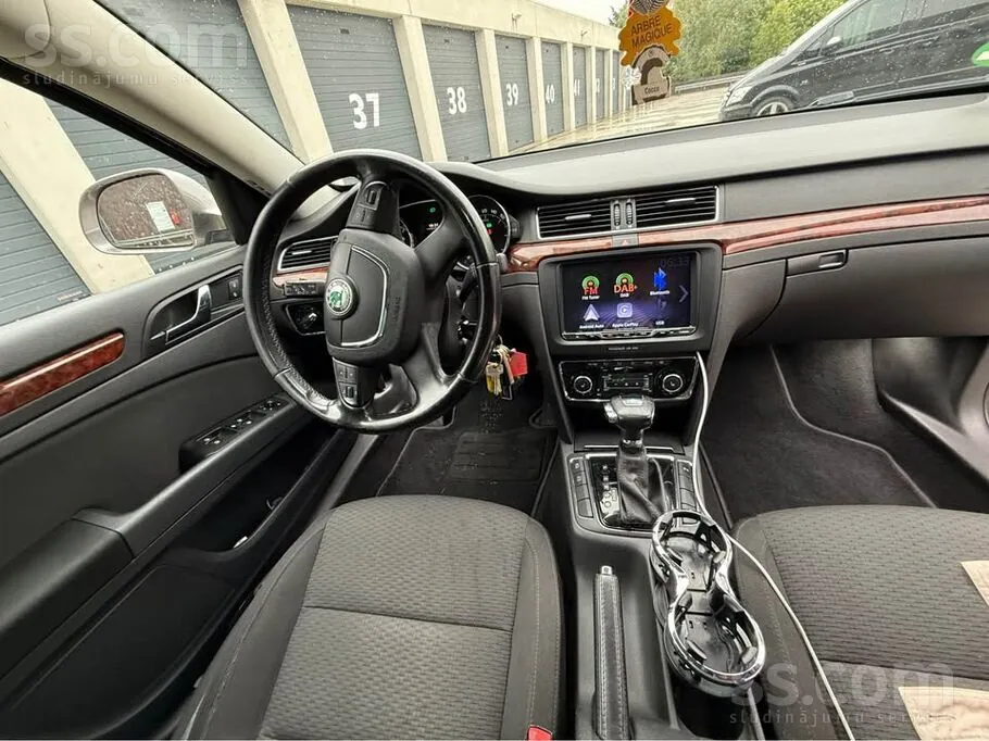 Skoda Superb 2011 photo 2