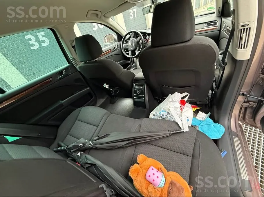 Skoda Superb 2011 photo 4
