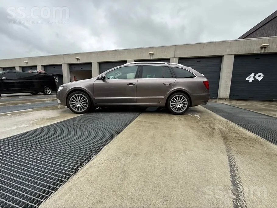 Skoda Superb 2011 photo 5