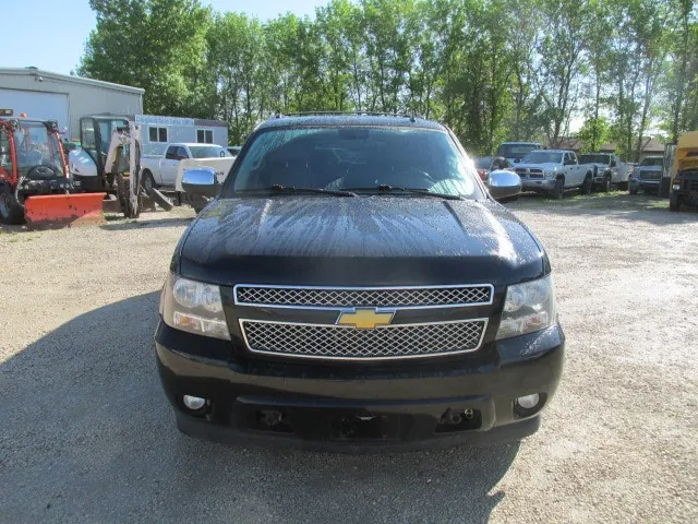 Chevrolet Suburban 2014 photo 2