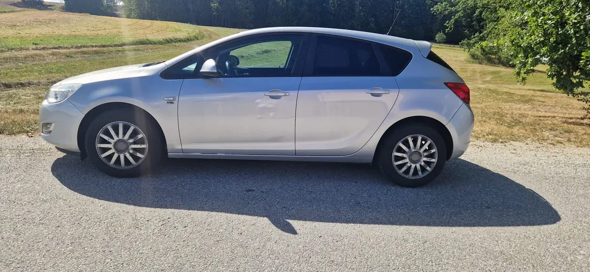 Opel Astra 2011 photo 2