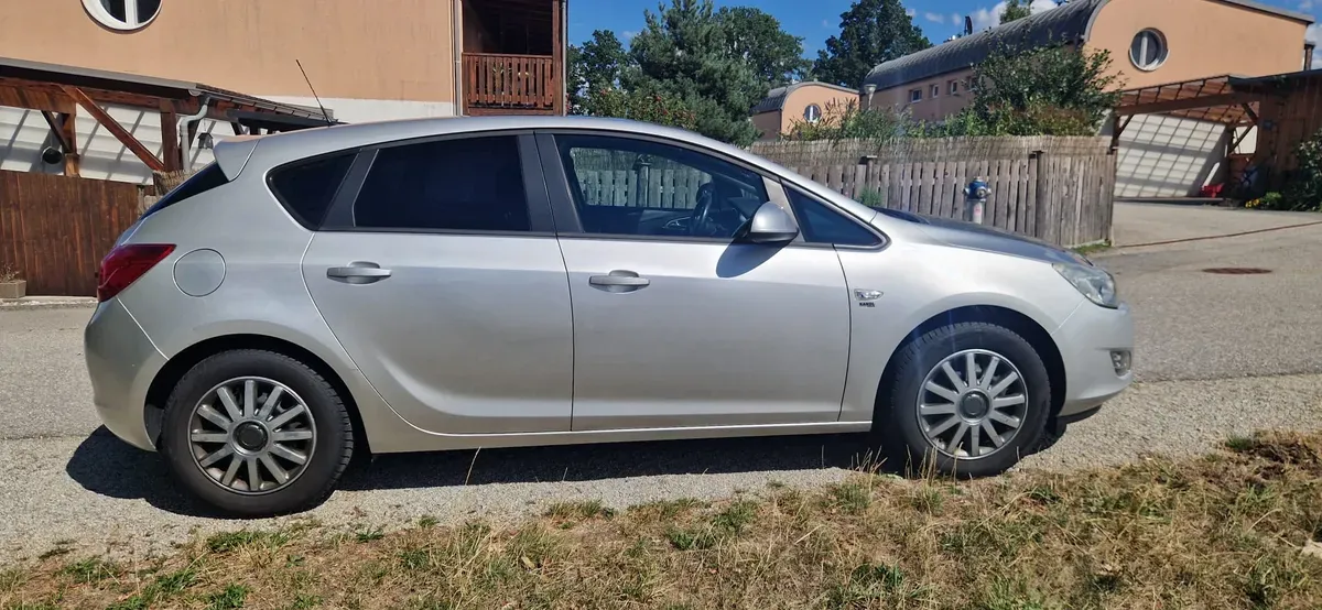 Opel Astra 2011 photo 3