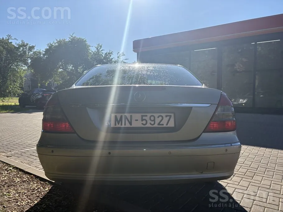Mercedes-Benz E300 2008 photo 4