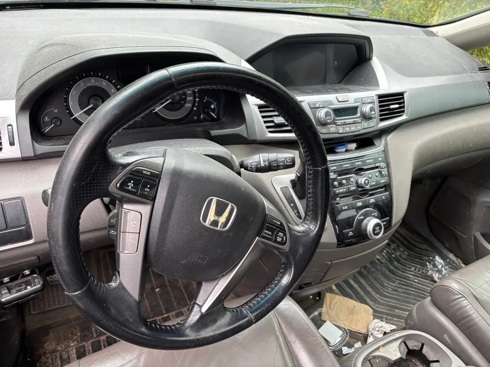 Honda Odyssey 2011 photo 2