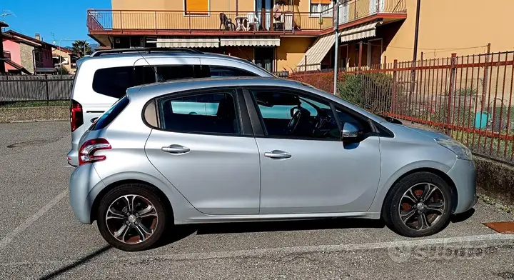 Peugeot 208 2013 photo 2