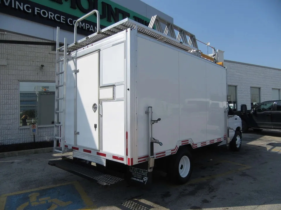Ford E-450 Super Duty 2019 photo 2