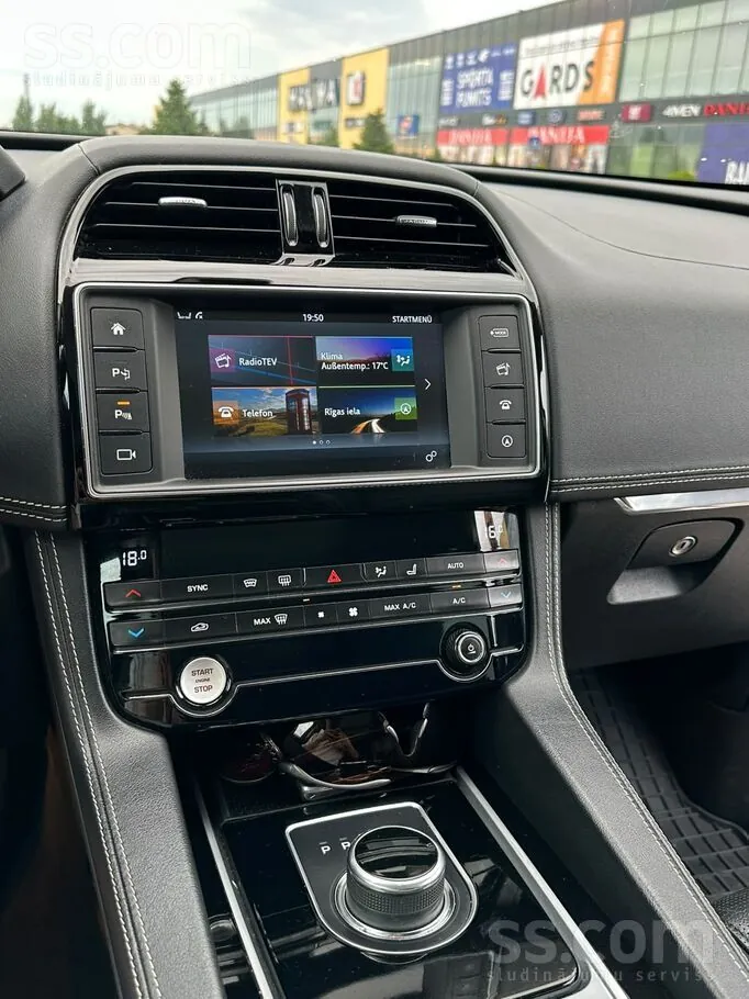 Jaguar F-Pace 2018 photo 5