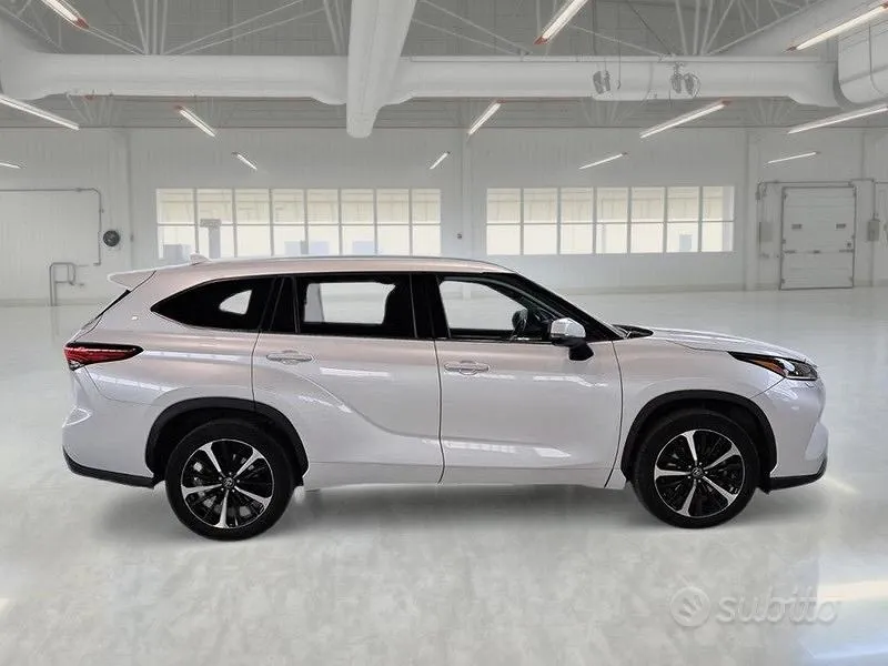 Toyota Highlander 2022 photo 3