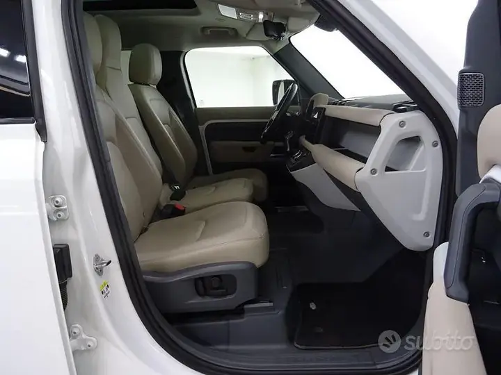 Land Rover Defender 2022 photo 3