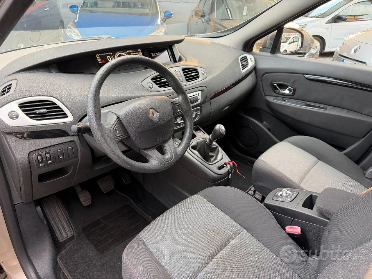 Renault Scenic 2012 photo 2