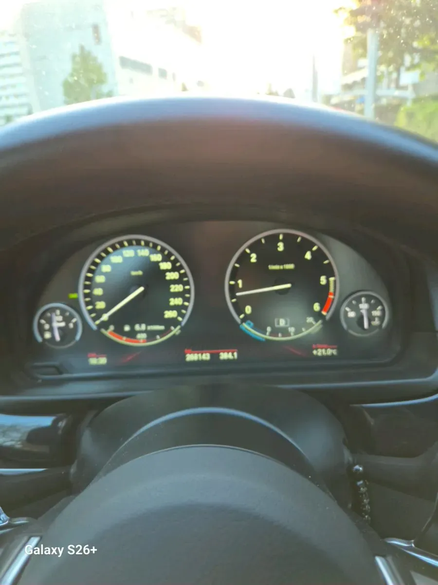 BMW 5 Series 2011 photo 2