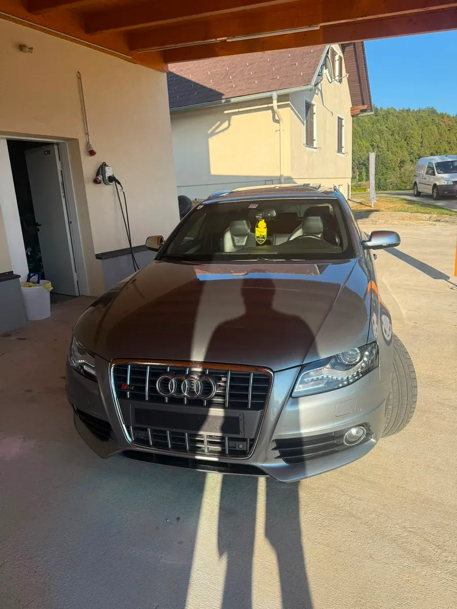 Audi A4 2010 photo 2