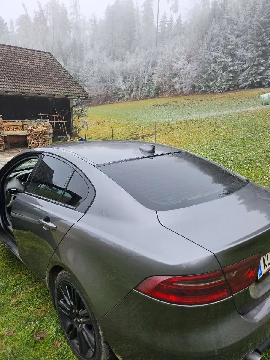 Jaguar Xe 2017 photo 2