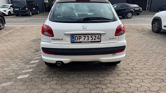Peugeot 206 2011 photo 3