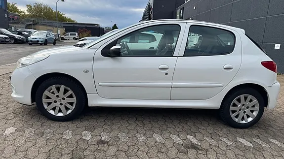 Peugeot 206 2011 photo 2