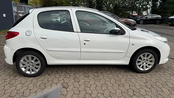 Peugeot 206 2011 photo 4