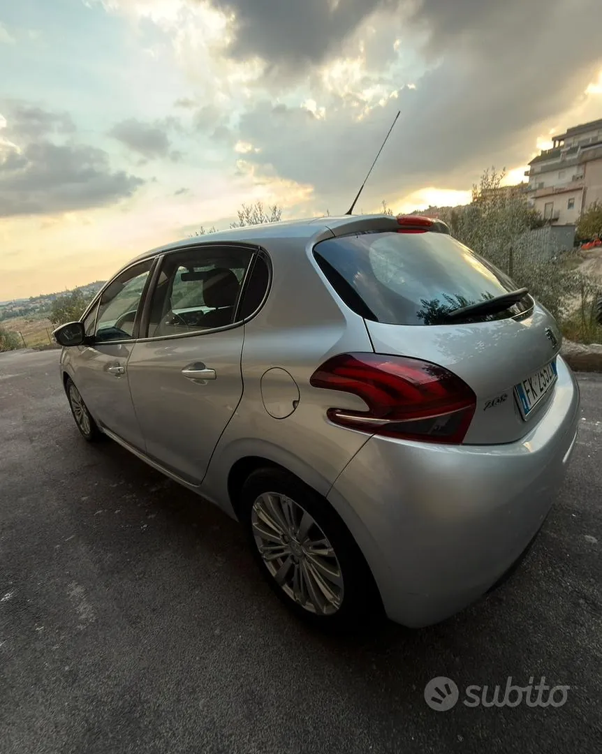 Peugeot 208 2017 photo 3