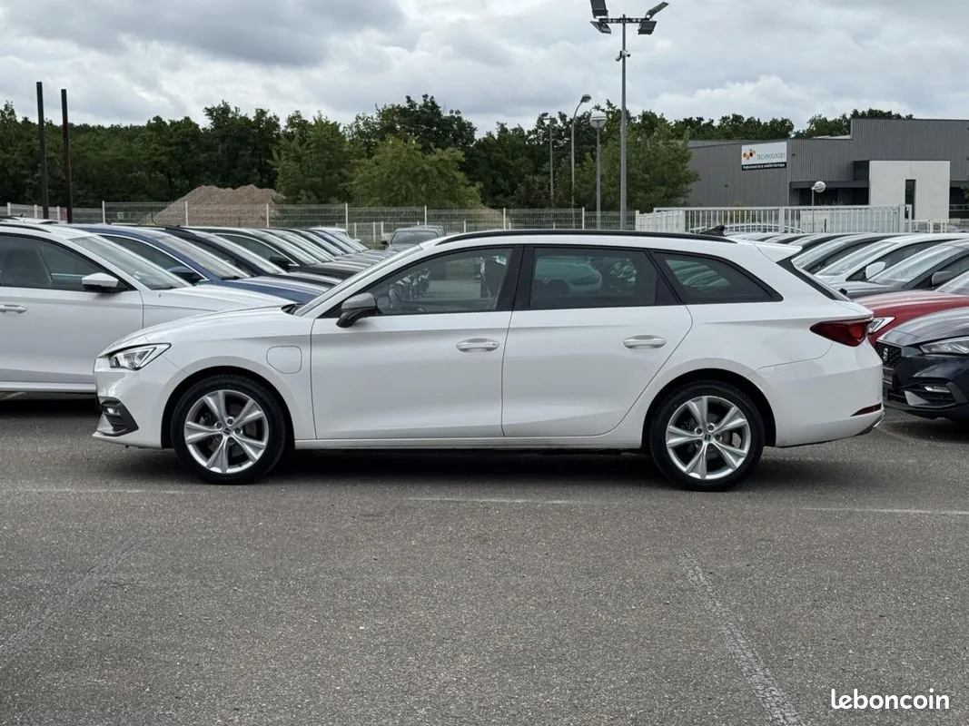 Seat Leon 2023 photo 2