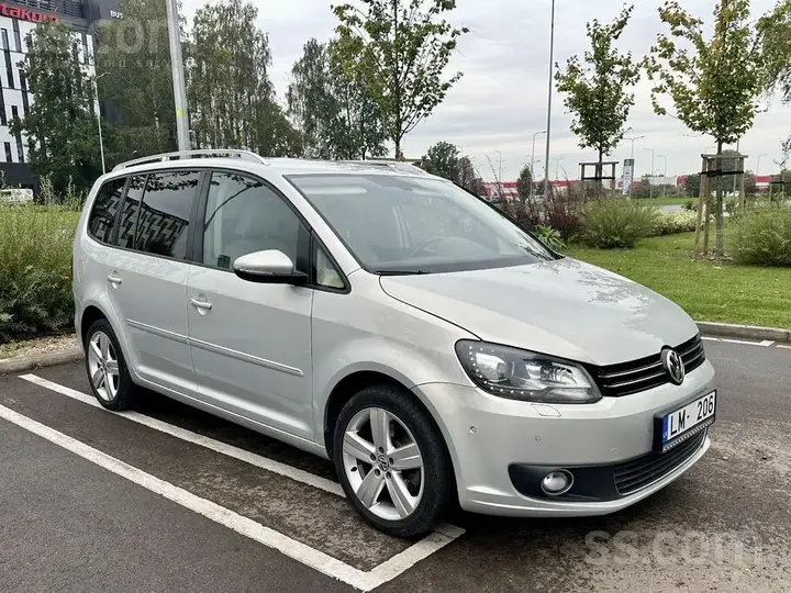 Volkswagen Touran 2011 photo 2