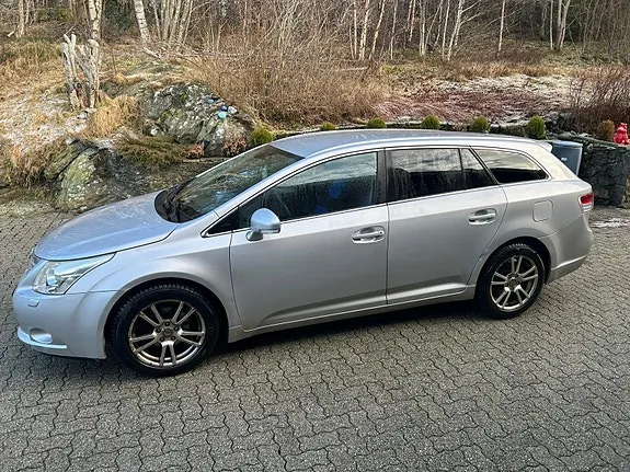 Toyota Avensis 2011 photo 2