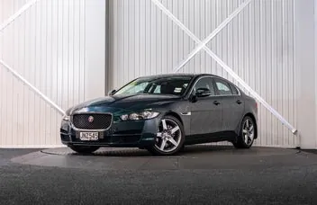 Jaguar Xe 2016 photo 2