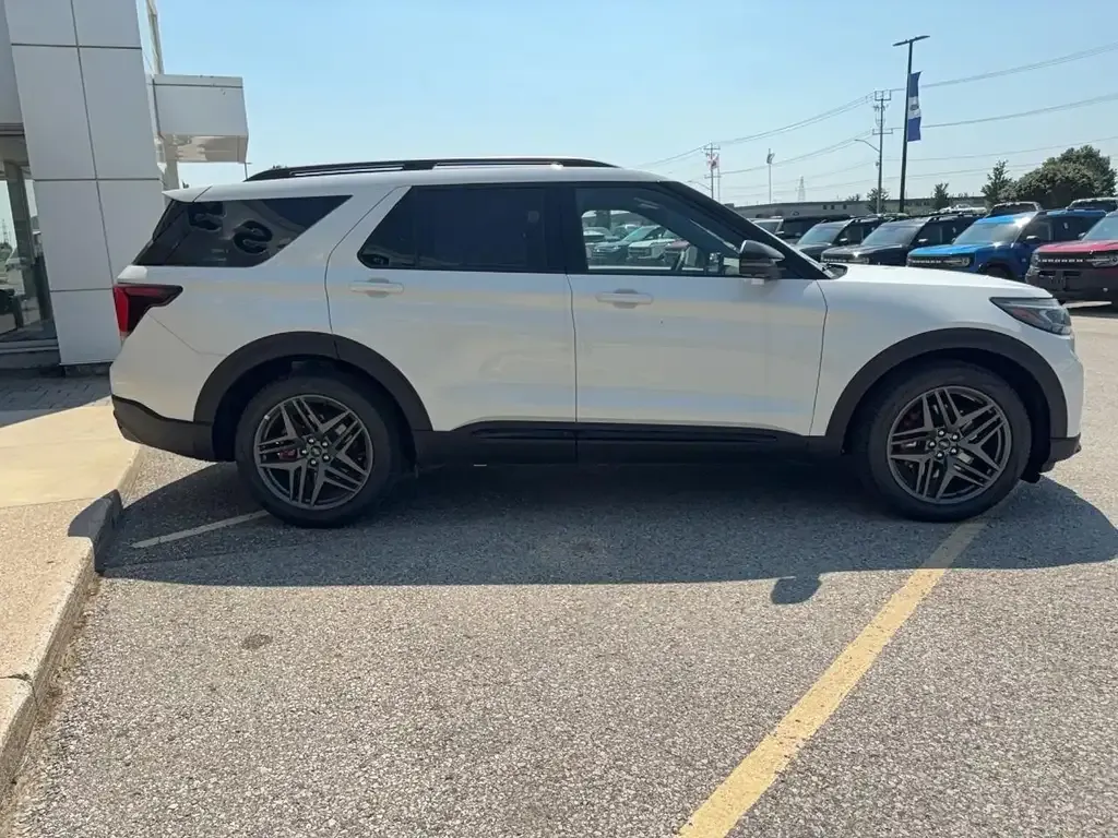 Ford Explorer 2026 photo 4