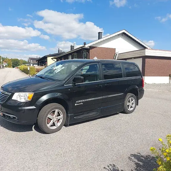 Chrysler Town & Country 2015 photo 2