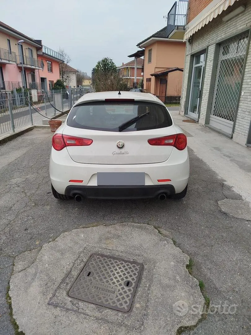 Alfa Romeo Giulietta 2011 photo 2