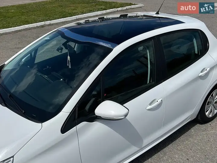 Peugeot 208 2013 photo 2