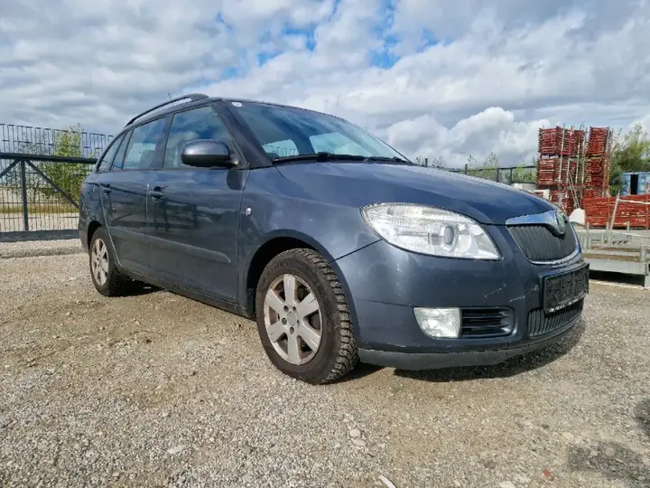 Skoda Fabia 2009 photo 2