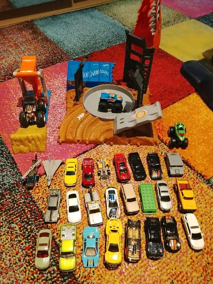 Hot Wheels Autos Und Monster Trucks