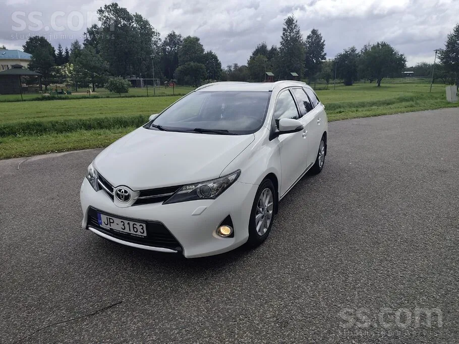 Toyota Auris 2014 photo 3