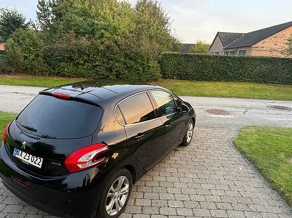 Peugeot 208 2015 photo 3
