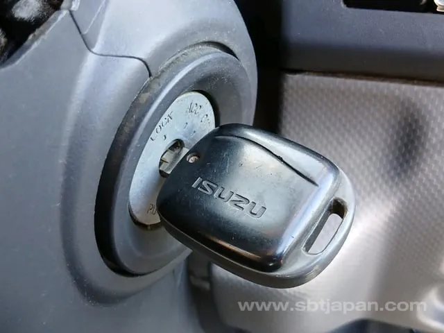 Isuzu Elf 2015 photo 4