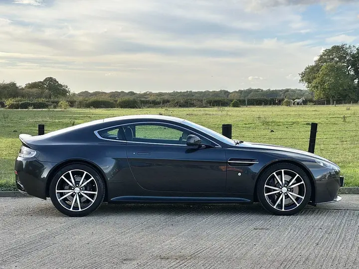 Aston Martin Vantage 2014 photo 2