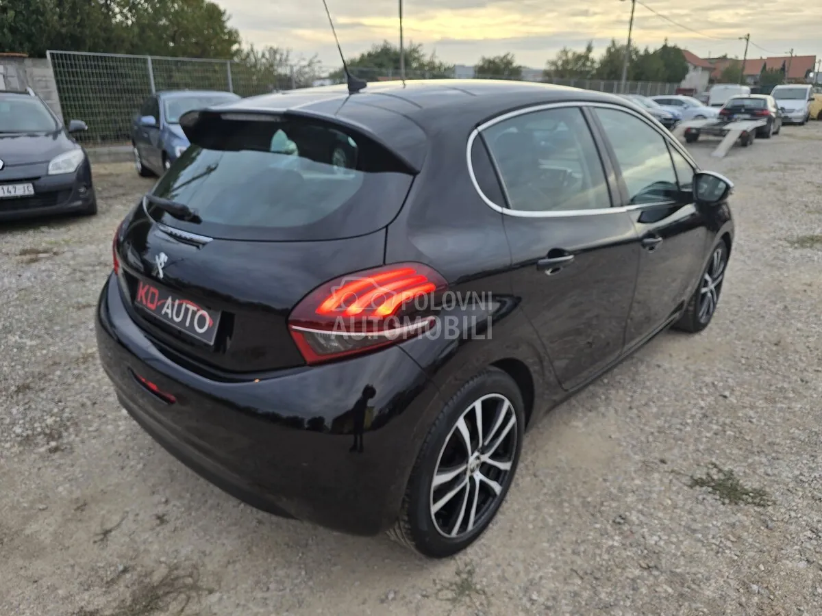 Peugeot 208 2015 photo 5
