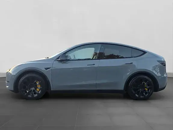 Tesla Model Y 2023 photo 2