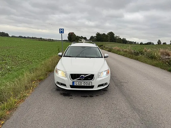 Volvo V70 2011 photo 2