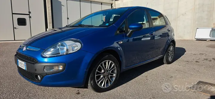 Fiat Punto 2011 photo 2