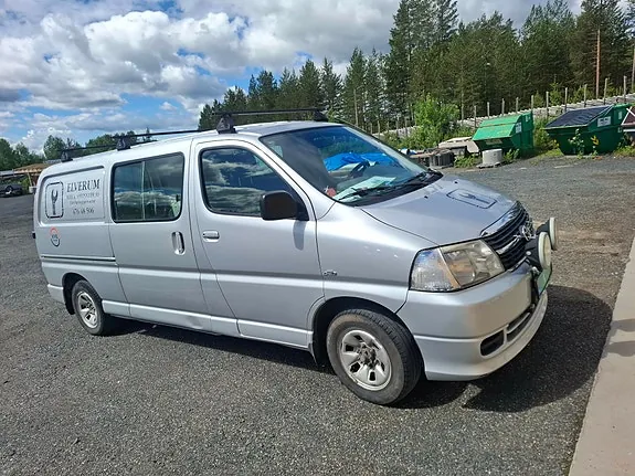 Toyota Hiace 2010 photo 2
