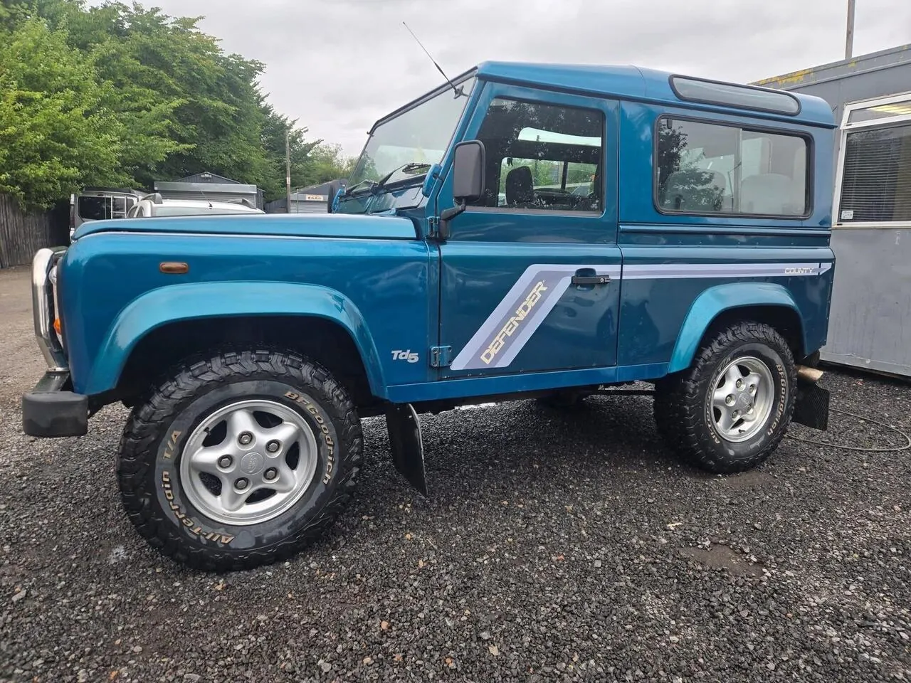 Land Rover Defender 90 1999 photo 3