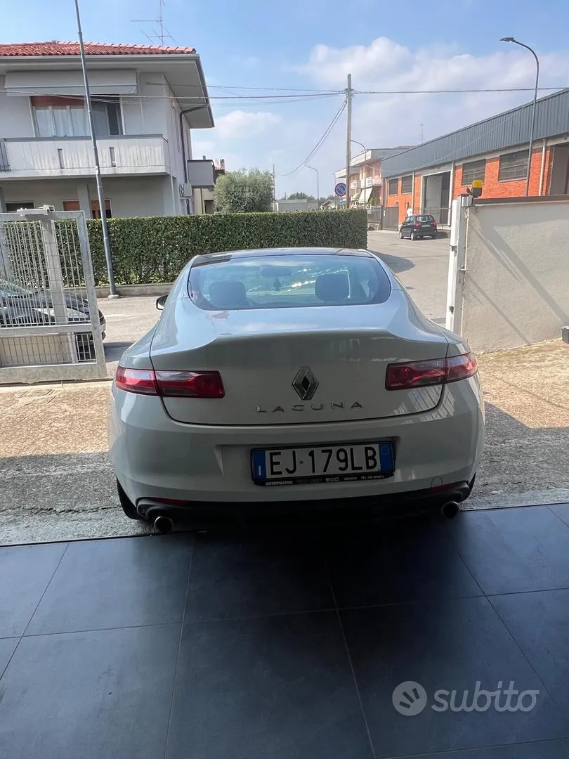 Renault Laguna 2011 photo 5
