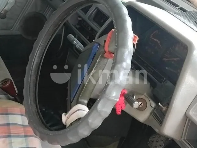 Nissan B11 1985 photo 2