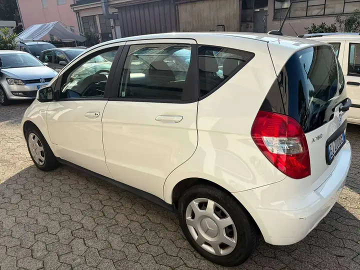 Mercedes-Benz A 180 2011 photo 4