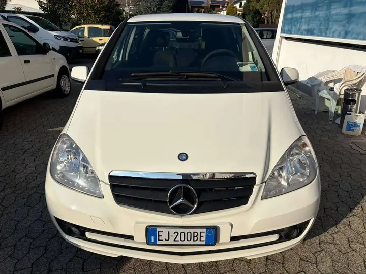 Mercedes-Benz A 180 2011 photo 2
