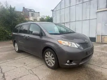 Toyota Sienna 2010 photo 2
