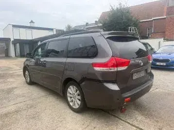 Toyota Sienna 2010 photo 4