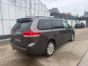 Toyota Sienna 2010 photo 3