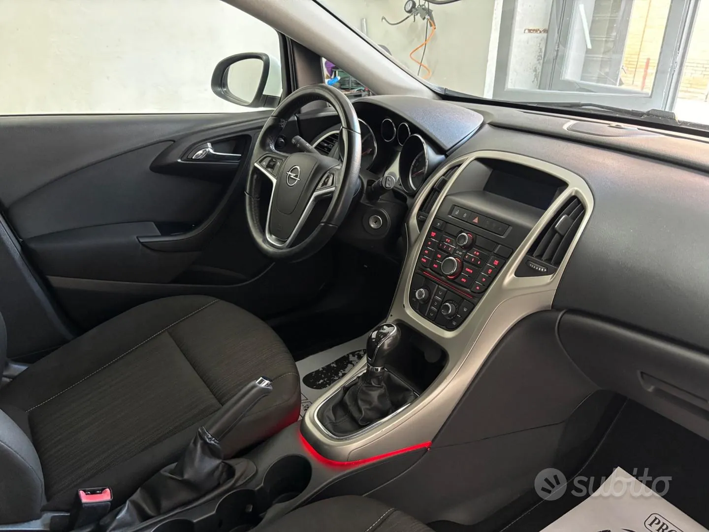 Opel Astra 2012 photo 2